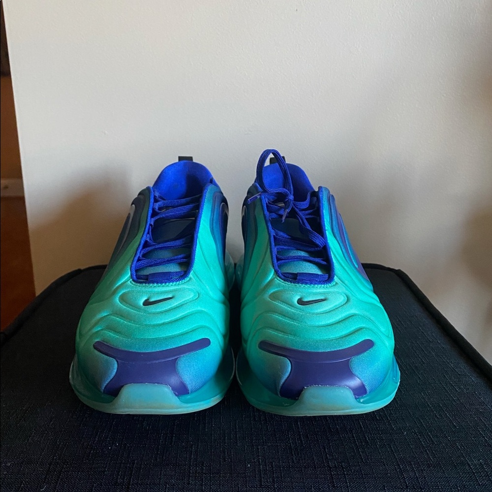 Nike AirMax 720 - Picture 3 of 4
